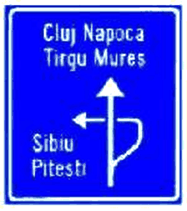 Presemnalizarea direcțiilor la o intersecție denivelată de drumuri